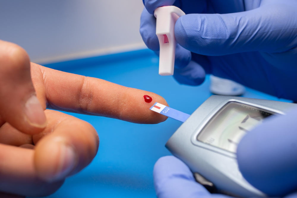 captura-de-um-medico-com-luvas-de-borracha-fazendo-um-exame-de-sangue-de-um-paciente